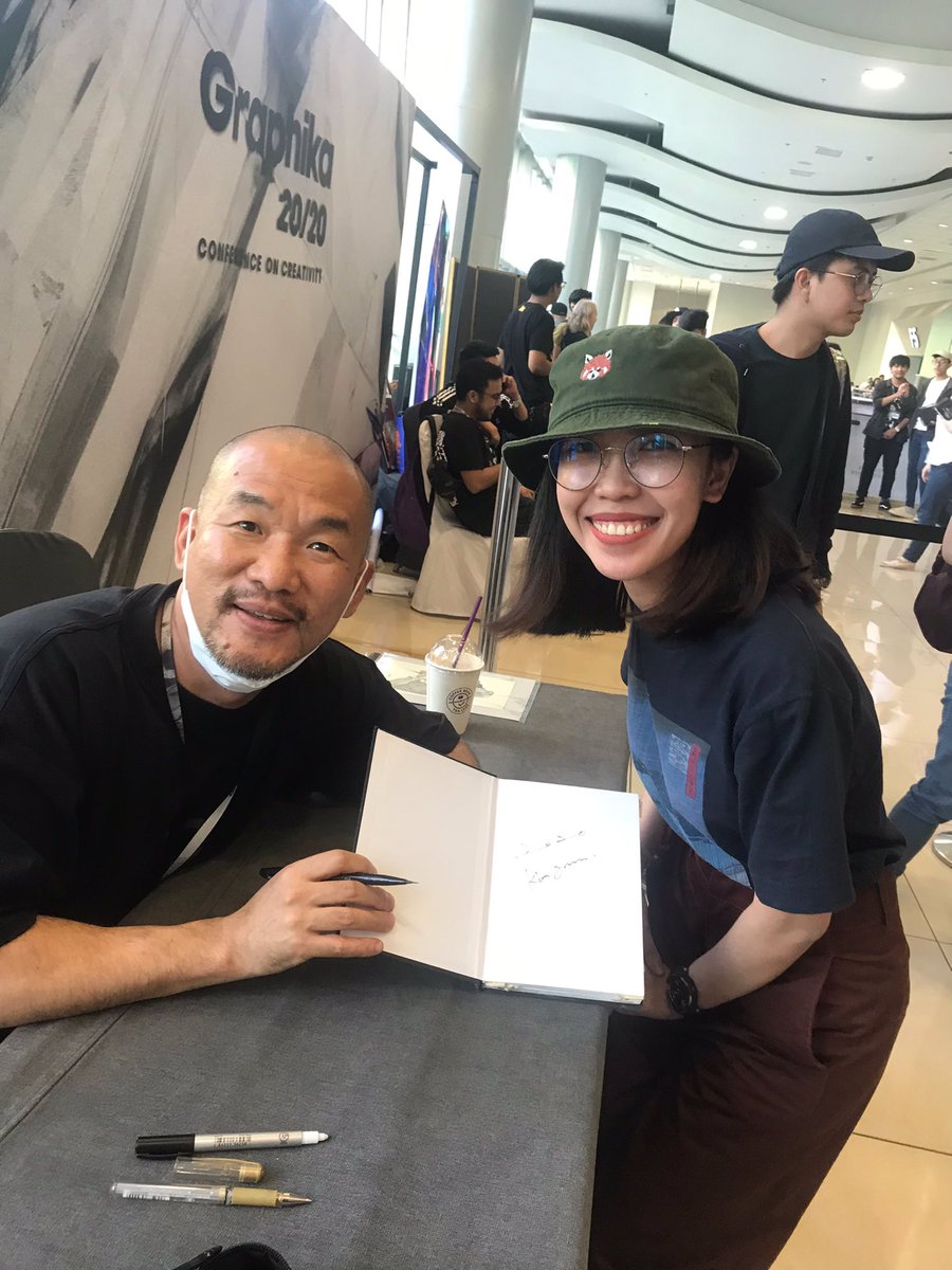MAN. I met a legend I've never thought I'll meet here in Manila ? I was kinda feeling bad I wasnt able to buy @kimjunggius artbook cos it was already sold out when we arrived so I just took out my pencil and sketchpad and just started DRAWING HIM WHILE LINING UP HAHAHA 1/3 