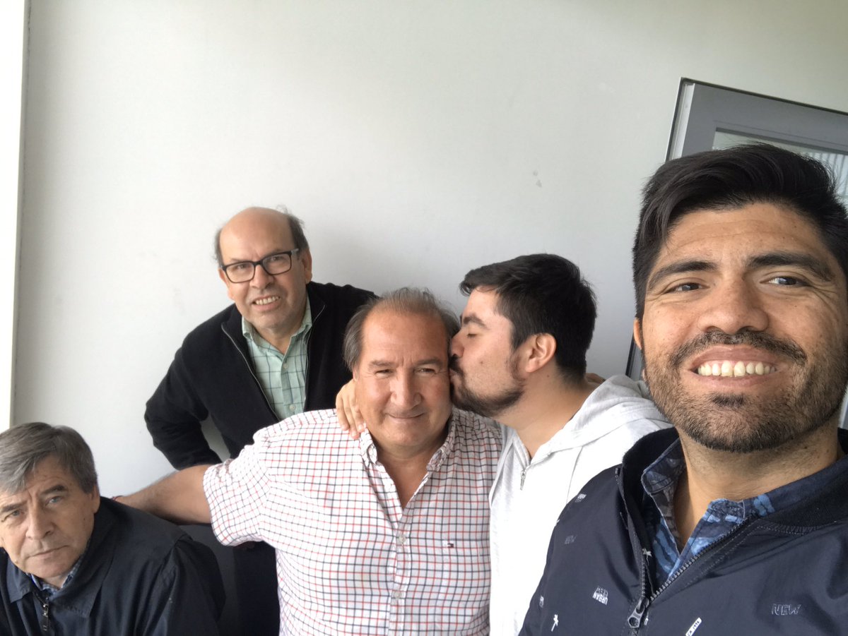 contrerasdelzo's tweet photo. Ya estamos en Valparaíso para hacer @swanderers v/s @udechile junto a @ernestomatomato @caneoc @edalvan y el maestro Igor #EresCooperativa https://t.co/LtGwOGx6aY