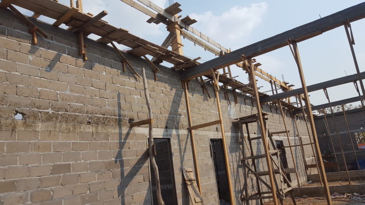 pour info, la construction est déjà entamée à plus de 50%, c’est l’asso Écoles Champa Lao, qui a l’habitude de construire dans cette région, qui est à l’initiative du centre de formation. 
Il se trouve entre 4 villages de la région de Champassak 😊
leetchi.com/c/construction…
