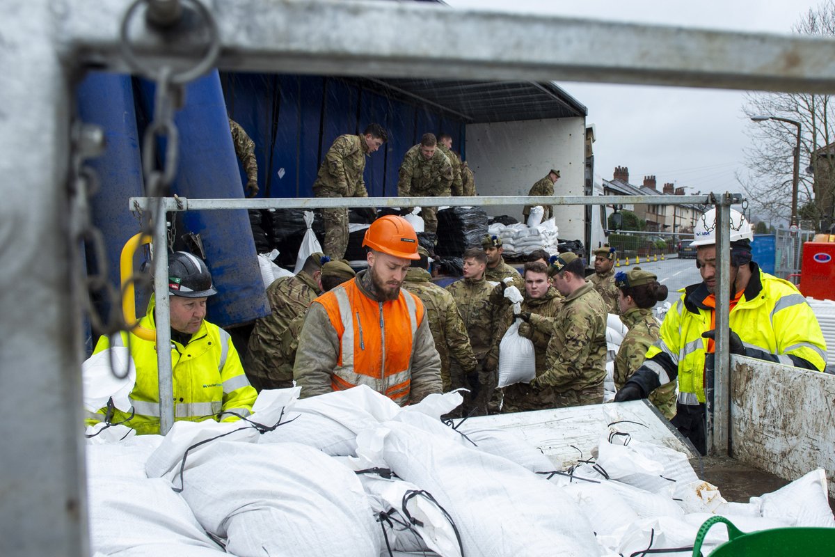Regular and Reserve soldiers from @YORKS_REGT and <a href="/The_SCOTS/">The SCOTS</a> have deployed to assist <a href="/EnvAgency/">Environment Agency</a> with flood relief in West Yorkshire as a result of #StormDennis. The Army stands ready at all times to help civil authorities and government departments whenever they need it.