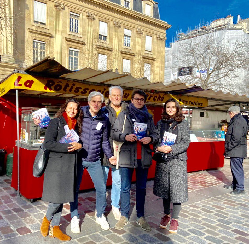 benjamindjiane's tweet photo. Nous étions ce matin comme tous les samedis au marché place Baudoyer. On a beaucoup discuté avec les habitants de #proximite des services publics. Le soleil nous a même fait un clin d’œil 🌞@Parisien_nes @gaspardgantzer https://t.co/d3ivbDJ5zY