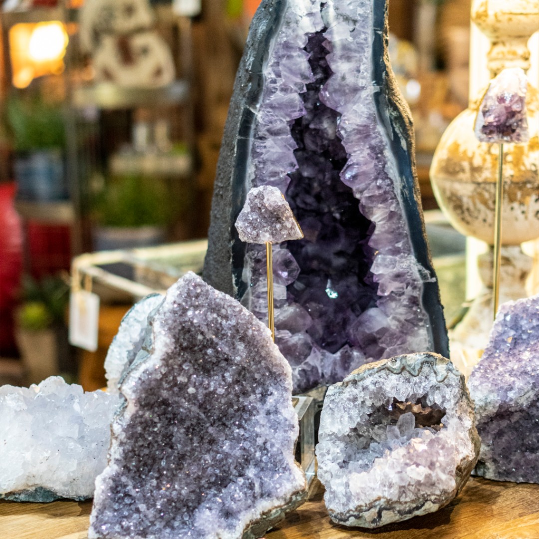 TreehouseG's tweet image. You’re a gem. 💎 We have a great collection of Amethyst both big and small! The Amethyst is a protective stone and great for your home! 💜⁣
⁣⁣⁣⁣⁣⁣⁣⁣⁣⁣
#treehousegallery #treehousegalleryfurniture #homedecor #homedesign #homeaccents #gem #amethyst
