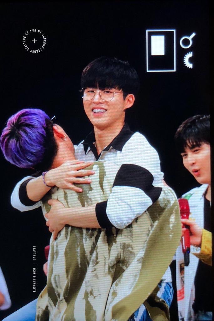 Jiwon carrying Hanbin 