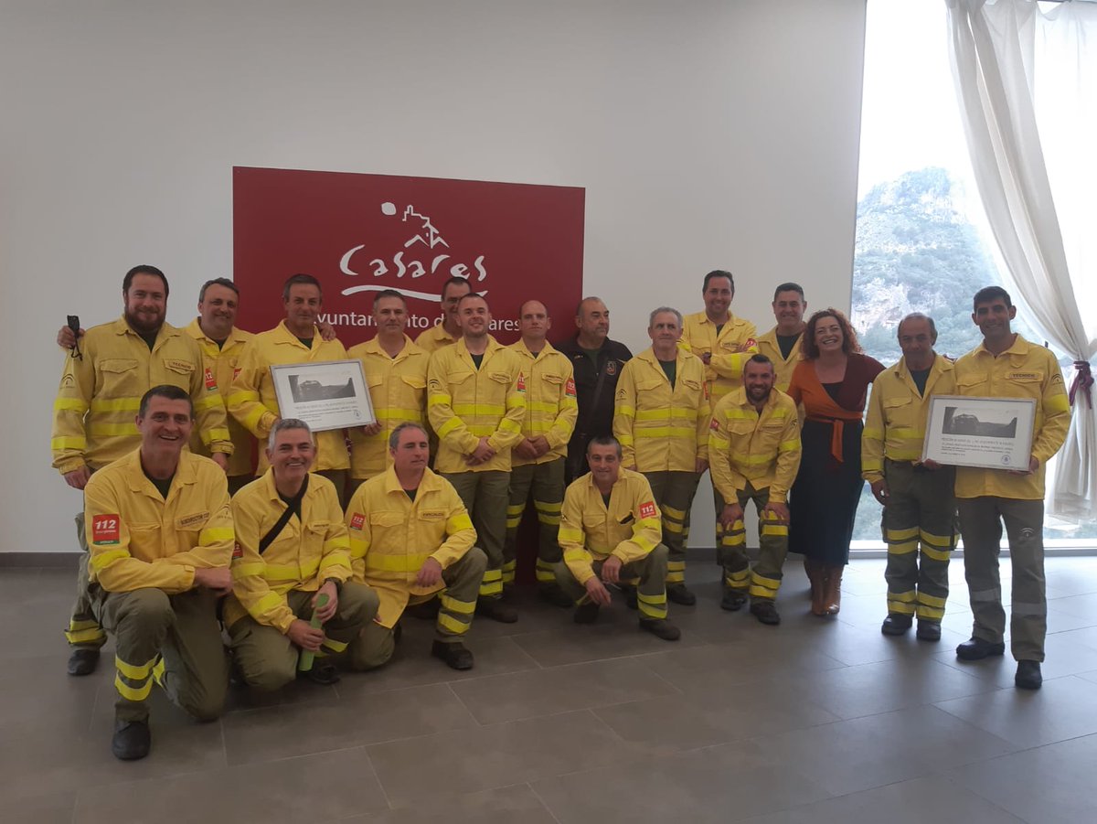 🔝Enhorabuena a los compañeros de #Málaga y demás colectivos y particulares galardonados🥉hoy por el <a href="/aytocasares/">Ayuntamiento Casares</a>, reconociendo así el trabajo realizado en #IFCasares del pasado octubre.

Más se 120 profesionales de #Infoca y numerosos medios aéreos participaron en la extincion.