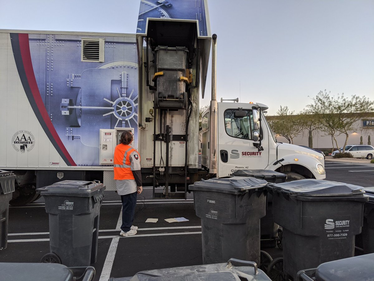 KPB_AZ's tweet photo. Off & running! It's a great start with excellent volunteers! #IRecyclePhoenix until noon today! #DoBeautifulThings https://t.co/wFwjc2EmQM
