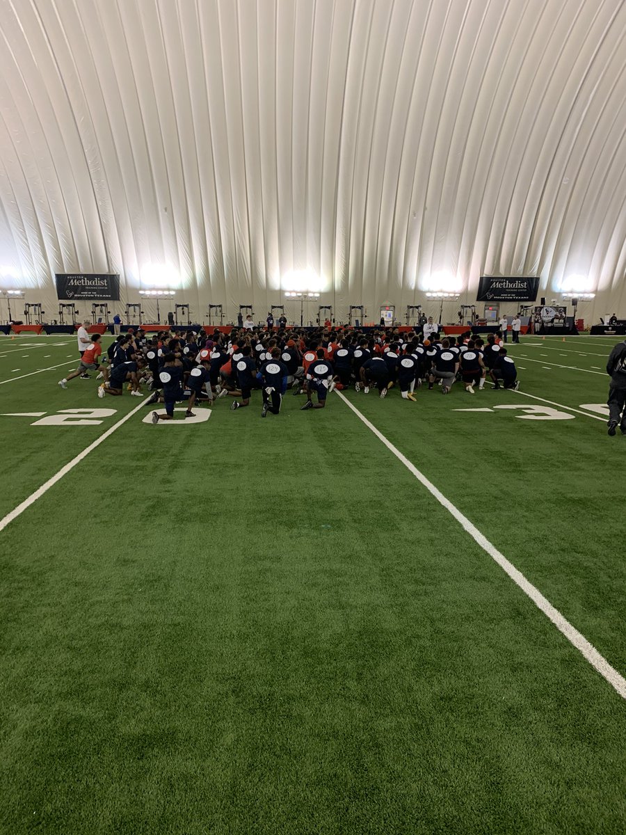 CoachCortezQB's tweet photo. At the Senior Showcase in Houston Always Reppin the Empire Brackenridge SAISD
Eagle Empire 
For the Empire 
Time to EARN some monies. https://t.co/9MQwmliZMS