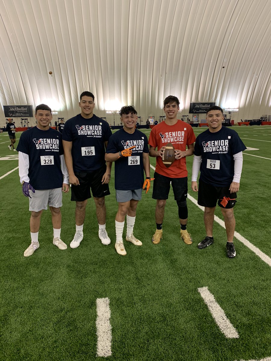 CoachCortezQB's tweet photo. At the Senior Showcase in Houston Always Reppin the Empire Brackenridge SAISD
Eagle Empire 
For the Empire 
Time to EARN some monies. https://t.co/9MQwmliZMS
