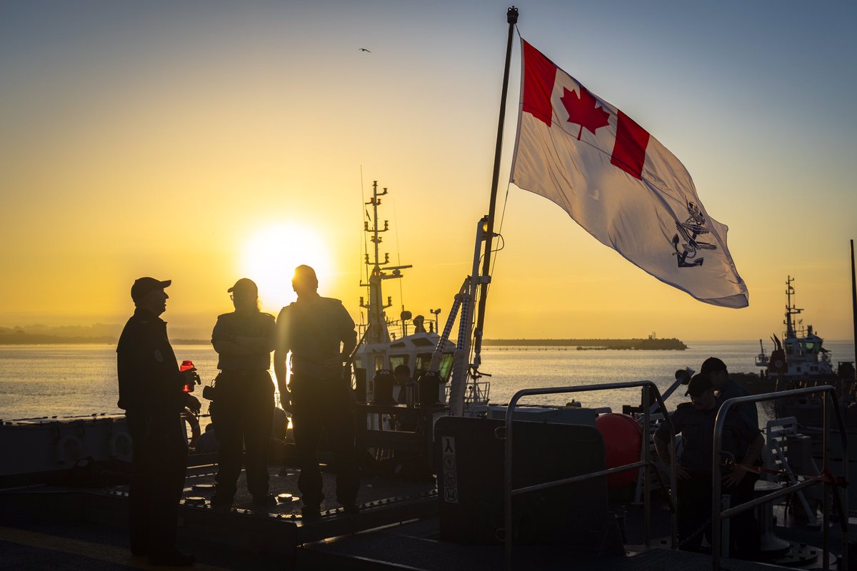 Comd_RCN's tweet photo. Today is National Flag Day, a time to celebrate 55 years since Canada’s red &amp; white maple leaf flag was raised for the very first time on Parliament Hill. #WeTheNavy warships proudly display our #CanadianFlag on our Naval Ensign, Naval Jack and Commissioning Pennant. 🇨🇦⚓️ https://t.co/gzSRog4WyU