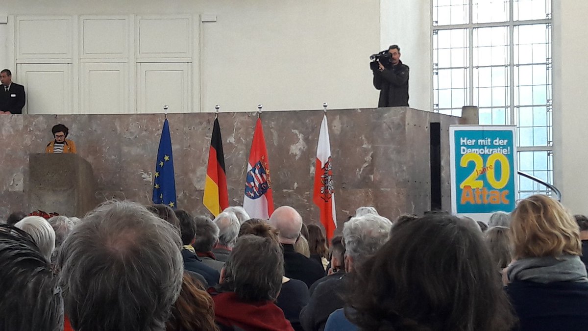Ferda Ataman bei #20JahreAttac : #Antifaschismus muss wieder bürgerlich werden! Wer gewählt wurde, ist deswegen noch lange nicht demokratisch - denn zum Demokratischen gehören Gewaltenteilung, Meinungsfreiheit, Pressefreiheit, #Menschenrechte u. v. m.