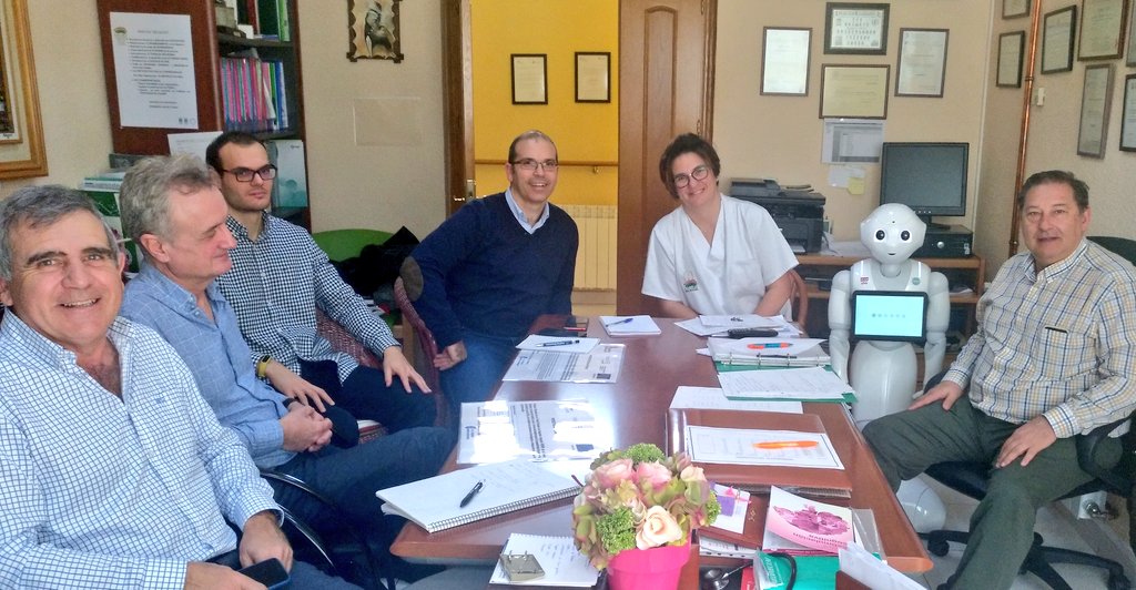 RD_pabvin's tweet photo. Reunión de trabajo del proyecto "Uno más" en #ResidenciaLacort. Analizando nuevos desarrollos de habilidades y capacidades para mejorar la interacción de los robots con las personas mayores, buscando estimular diferentes áreas cognitivas. @CARTIFCT https://t.co/UWlBdQbegx
