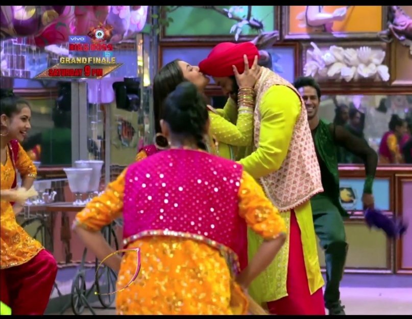 Aaj Ek Tweet To banta hai Hamre #SidNaaz Pagal Love story k lia ....

We All Miss U Tumahara Ladna jhagdna .tumhari Pagla panti.tumahara pyaar.tumhhari takrar. Everything ....😘😘😘

For Me You Both Are Winner of #BB13 God Bless U ✌✌✌

#SidNaaz