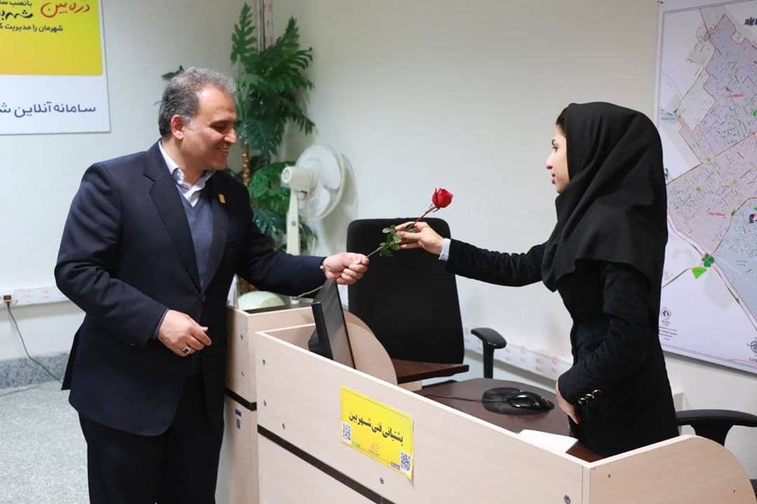 NiknamSepanta's tweet photo. شهرداران عزیز
اهدای شاخه گل برای تبریک #روز_زن به پرسنل شهرداری اقدامی پسندیده و البته تکراریست
شاید انتخاب یکی از معاونین یا یکی از مدیران خود از میان بانوان،بهترین و متفاوت ترین خبر در میان اخبار تبریک این روز بود. 
البته هنوز هم دیر نیست، جشن اسفندگان (#سپندارمذگان) نزدیک است. https://t.co/0NJ2x2Jz1x