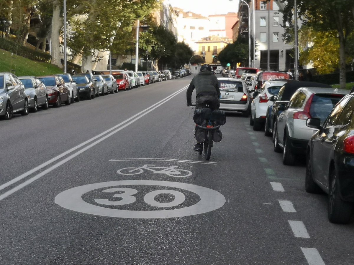Bloody_Cyclists's tweet photo. Recordad que EL CICLOCARRIL te coloca en el centro del carril y si no lo consigue ya lo hará un coche en doble fila. https://t.co/q1xddu60Fi
