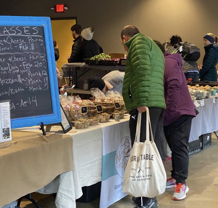 LiterHouse's tweet image. Broad Ripple Farmers market here until noon! Brunch from 9-3pm and all them college sportsball games tuned up at the @halfliterbbq