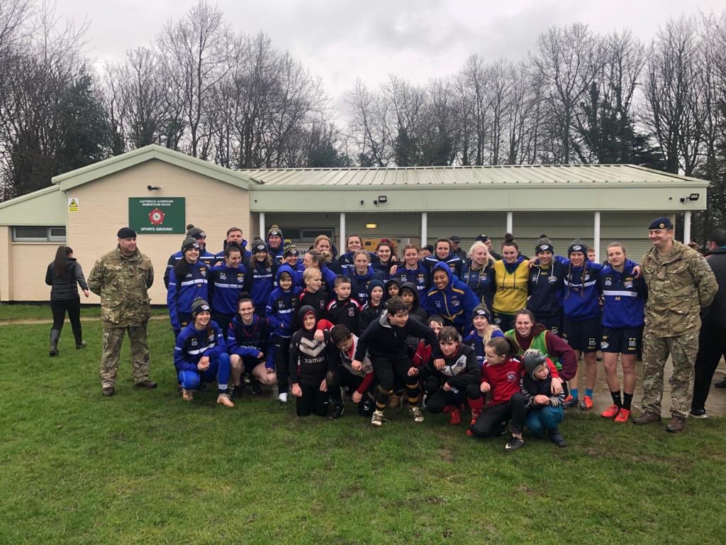 💪Our Women’s team are on their pre-season training camp this weekend in Catterick and the girls started the day with some community engagement with <a href="/CatterickRL/">CatterickRL</a> 
#LeedsRhinoSWRL