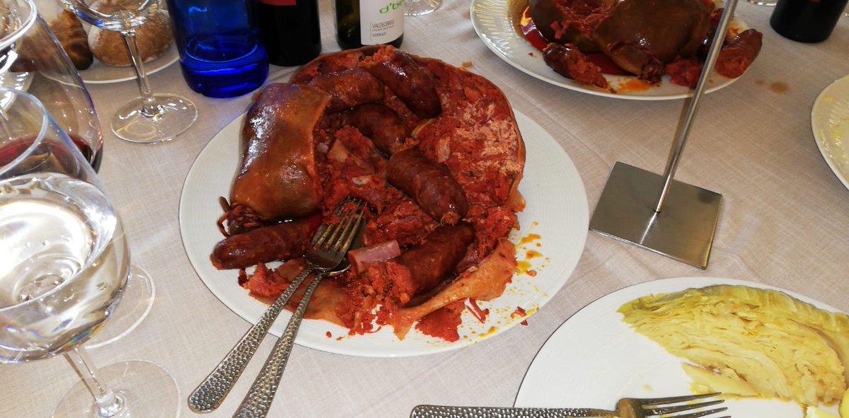 festadobotelo's tweet image. O #botelo chegou á mesa en #Coruña na Festa do Botelo