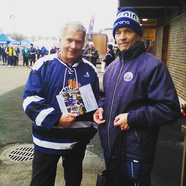 Tasavallan presidentille iltalukemista. Kvällsläsning åt Finlands president. 💙🏑🇫🇮🦁 #botniabandy #finbandy