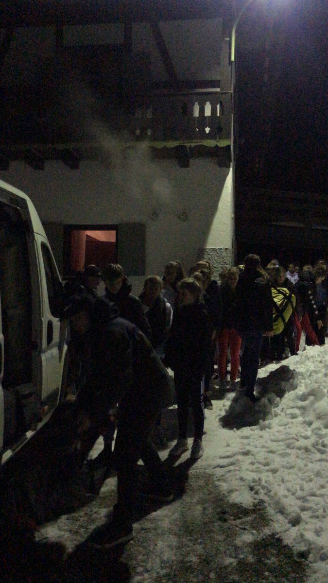 Spullen uitladen en lekker opwarmen met een kop soep. Kamp kan beginnen.