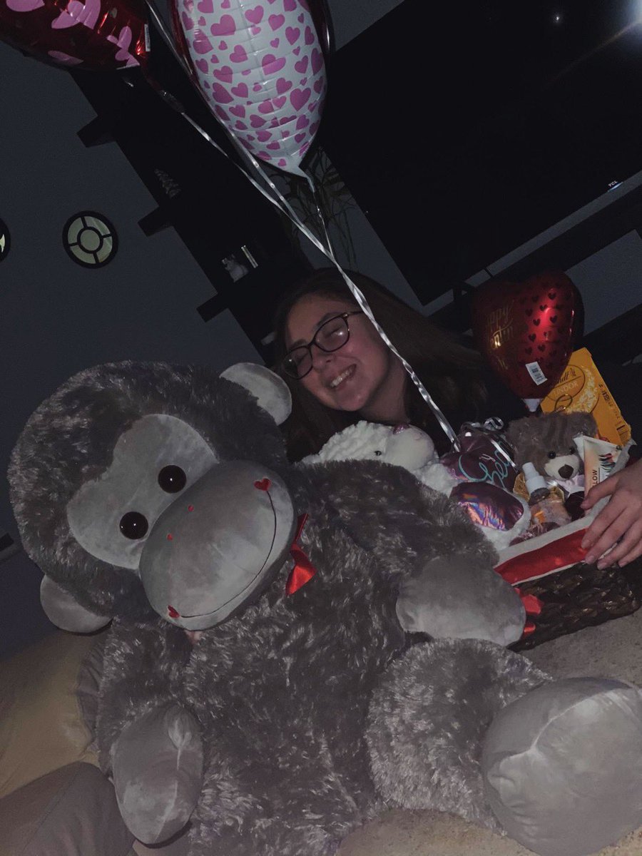 1124Camy's tweet photo. After a long day of school and work my baby managed to pull the best valentines night ever 🥰 thank you for always putting a smile on my face 🤍 te amo https://t.co/p10a5Bp57T