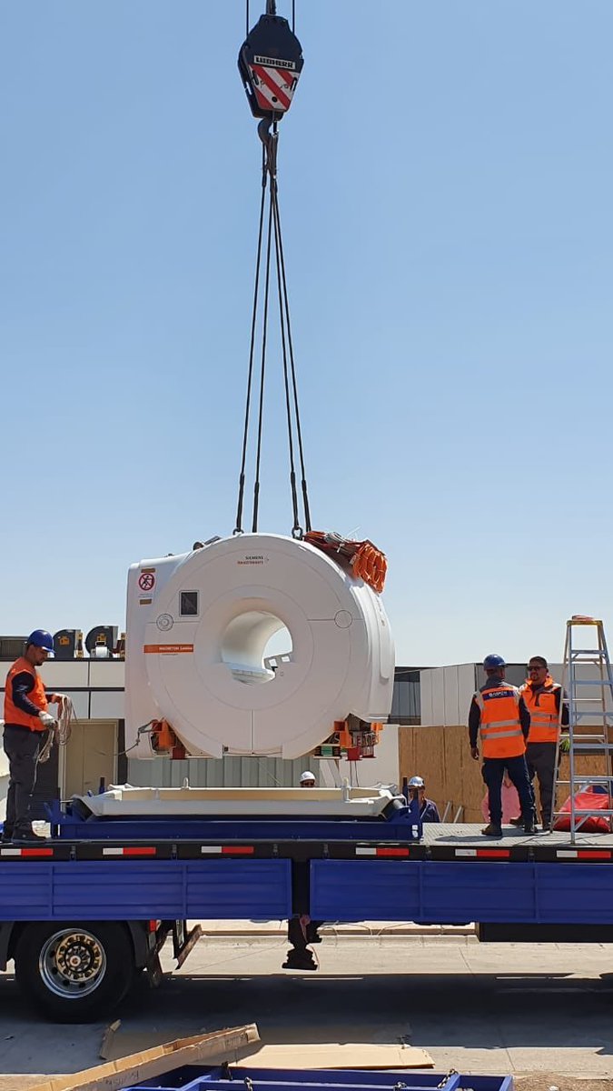 Instalando el nuevo resonador Siemens Lumina 3T en Clínica Alemana de Chicureo