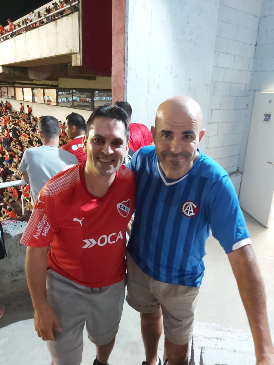 Un sueño encontrarme a este SEÑOR y que la foto me la saque mi hijo de 10 años, al que le expliqué lo que significa para mi...ya esta leyendo esperando a Tito...va a entender todo...Orgullo doble de la pasión por el rojo
