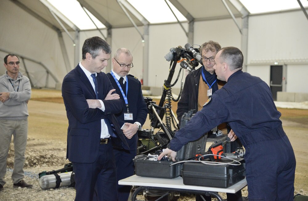 LoicKervran18's tweet photo. Retour sur une visite il y a quelques jours de la Direction Générale de l’Armement Technique Terrestre #DGATT à #Bourges. La #DGATT est un maillon essentiel de la protection de nos forces. https://t.co/0BfESWtStp