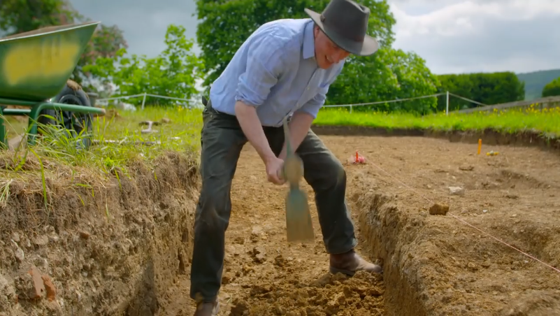 TheDigVenturers's tweet photo. We hope you enjoyed our Tudor discoveries on #DiggingUpBritainsPast
Here's one last photo of @AlexJLanglands digging with our team. What a HERO!
Hope to see lots of you at #DigNation Festival in June where you can even do an Alex and help us continue digging up Tudors! https://t.co/a2Lb2l6Zne