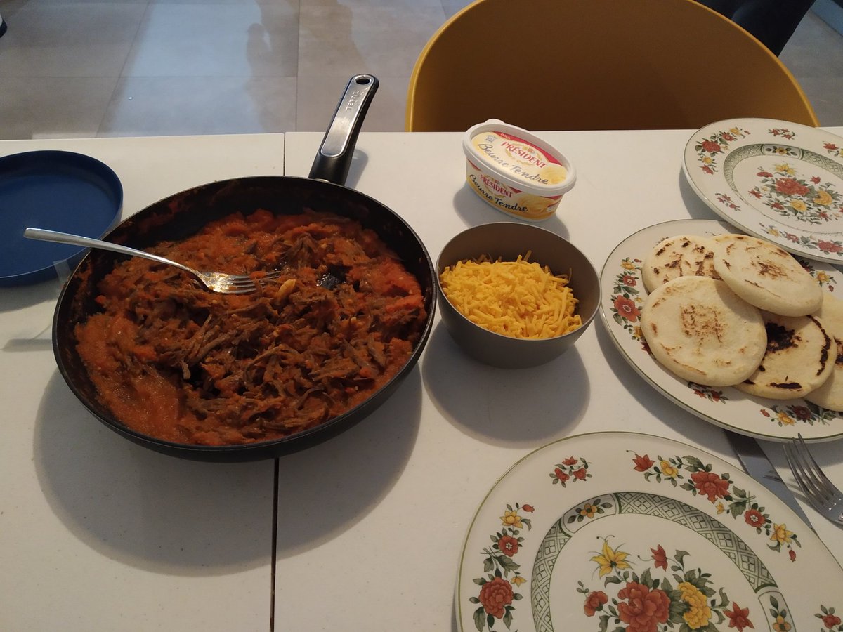 jblooking's tweet photo. Also hice arepas hoy en la casa, a los franceses les gustó 🥴 https://t.co/o4wuJk16vL