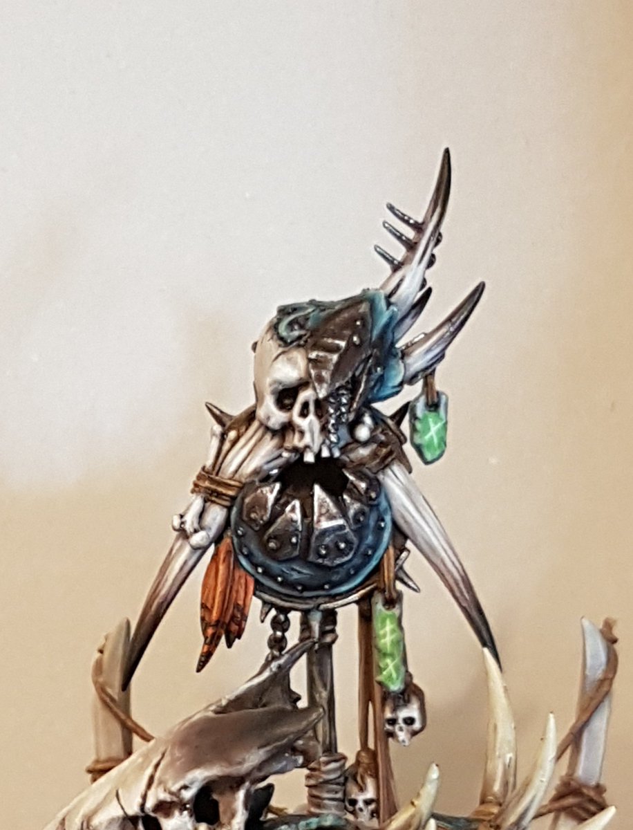 Slowpainterloz's tweet photo. Finally given Urknod a boss pole befitting his importance. Not entirely sure he'll fit in the box now though. #aos #ironjawz #warmongers https://t.co/iUImgJp5bX
