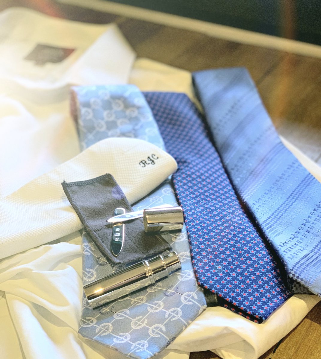 CarrsSilver's tweet image. Hand crafted silver collar stiffeners will always sharpen up a suave suit #collar #collarstiffeners #atomiser #cufflinks #silver #suave #mensstyle #mensfashion