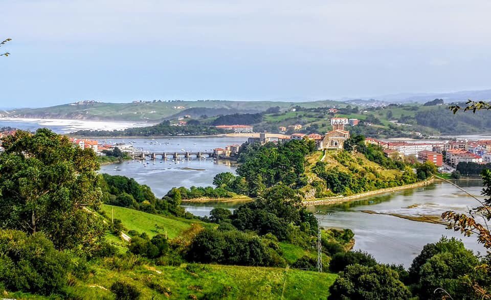 Villa de San Vicente de la Barquera en #Cantabria.
.
#turismoencantabria