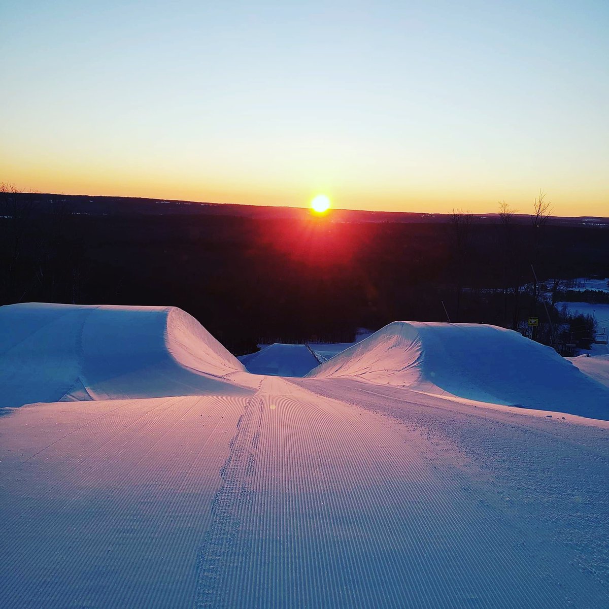 Sunrise over the pipe! Beauty kick off to Family Day weekend. #gowherethesnowis 
📸cred: #GroomerDecker
<a href="/PistenBullyUSA/">PistenBully</a>
