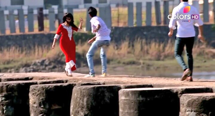 HellyTurkey's tweet photo. Neden yaptın bunu? #BıçakSırtı #Swaragini #Swara #Ragini #Kardeş #Sisters #HellyShah #Helly #HellyTurkey #VarunKapoor #Varun #Sanskaar #SwaSan #HeRun #Nikhil #PratapHada #Pratap https://t.co/JsnN2kua6P