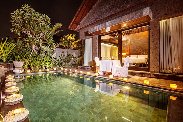 Krn Honeymoon adalah momen istimewa, disarankan persiapkan dg istimewa ya. Termasuk pilihan hotel. Pastiin hotel yg kalian pilih adalah yg terbaik.Hotel di Bali ada buanyakk kan, mulai yang ratusan ribu, sampai belasan bahkan puluhan juta per malam.