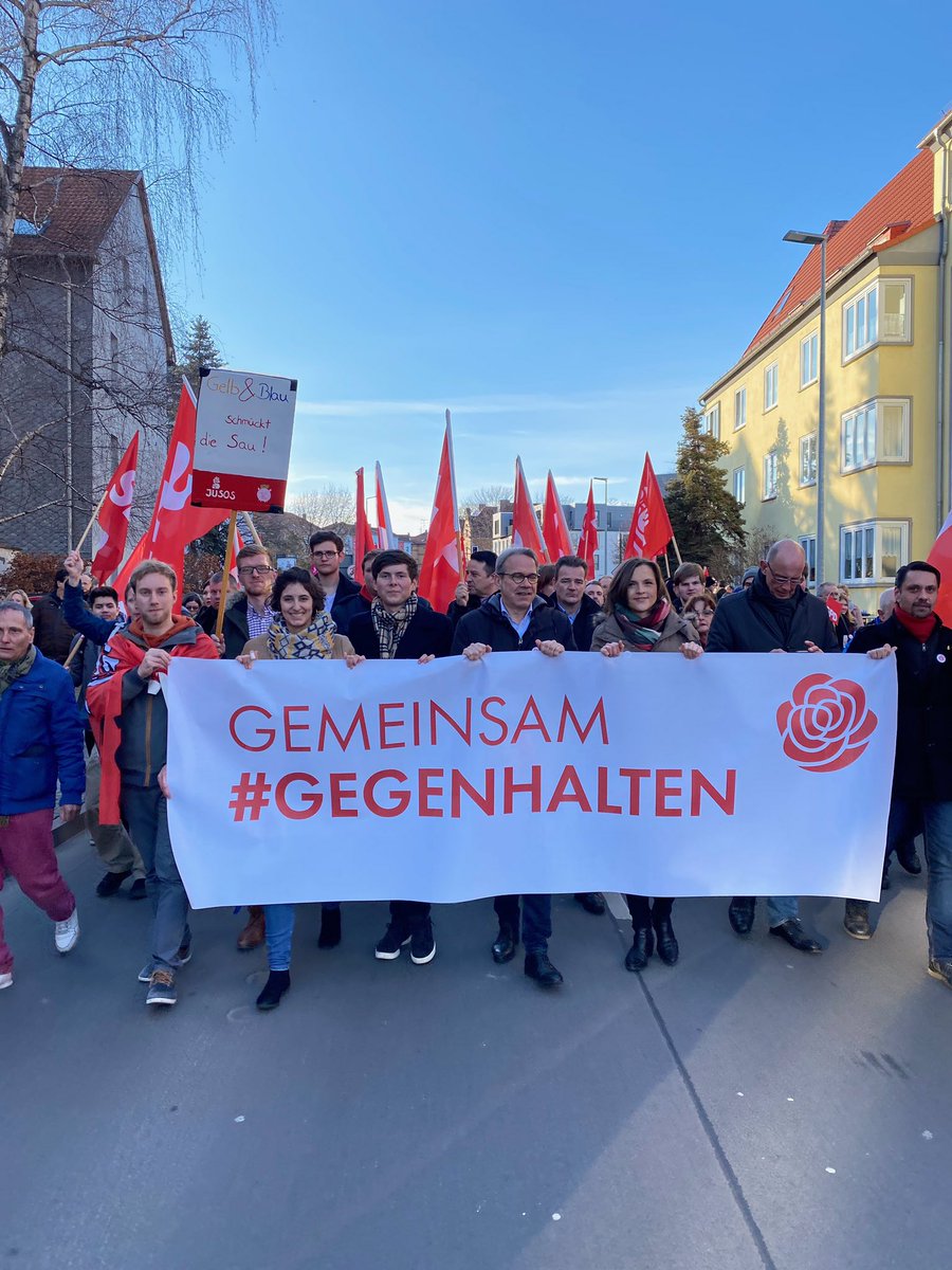 18.000 Menschen waren heute in Erfurt auf der Straße, um gegen Faschismus und für eine vielfältige Gesellschaft zu demonstrieren.
Wir sagen Danke fürs #Gegenhalten!
#ef1502 #nichtmituns