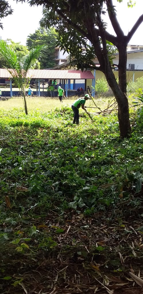 PenitenciarioPA's tweet photo. Por segundo día consecutivo personas privadas de libertad de #Extramuro realizan trabajos de limpieza de áreas verdes en el Colegio Artes y Oficios, como parte del trabajo interinstitucional entre el @MinGobPma @GobDePanama @PenitenciarioPA y el @MeducaPma #UnidosLoHacemos https://t.co/Vz53dcNXhi