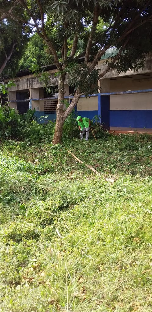 PenitenciarioPA's tweet photo. Por segundo día consecutivo personas privadas de libertad de #Extramuro realizan trabajos de limpieza de áreas verdes en el Colegio Artes y Oficios, como parte del trabajo interinstitucional entre el @MinGobPma @GobDePanama @PenitenciarioPA y el @MeducaPma #UnidosLoHacemos https://t.co/Vz53dcNXhi