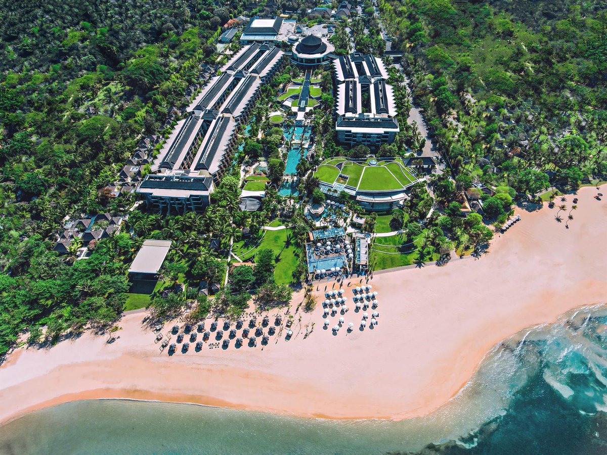 Yuk mulai:1.The Ritz-Carlton Bali.Hotel bintang lima ini ad di Kawasan hotel-hotel elit di Nusa Dua. Selain punya akses langsung ke pantai, hotel ini jg fasilitasnya ok banget. Mrk juga punya paket honeymoon yg oke abis lho.