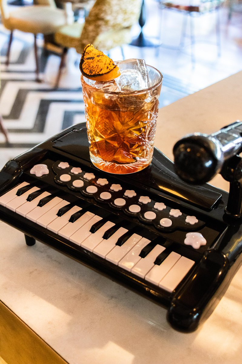 🥃🎹 PIANO PIANO 🎹🥃 Blended de whisky escocés y whisky ahumado, Drambuie y falso té de chocolate. Para los amantes del whisky...a que estáis esperando? #cócteles #coctelesdeautor #cocktails #habanera #habaneracolon #habaneranights 🌴🥃🌴