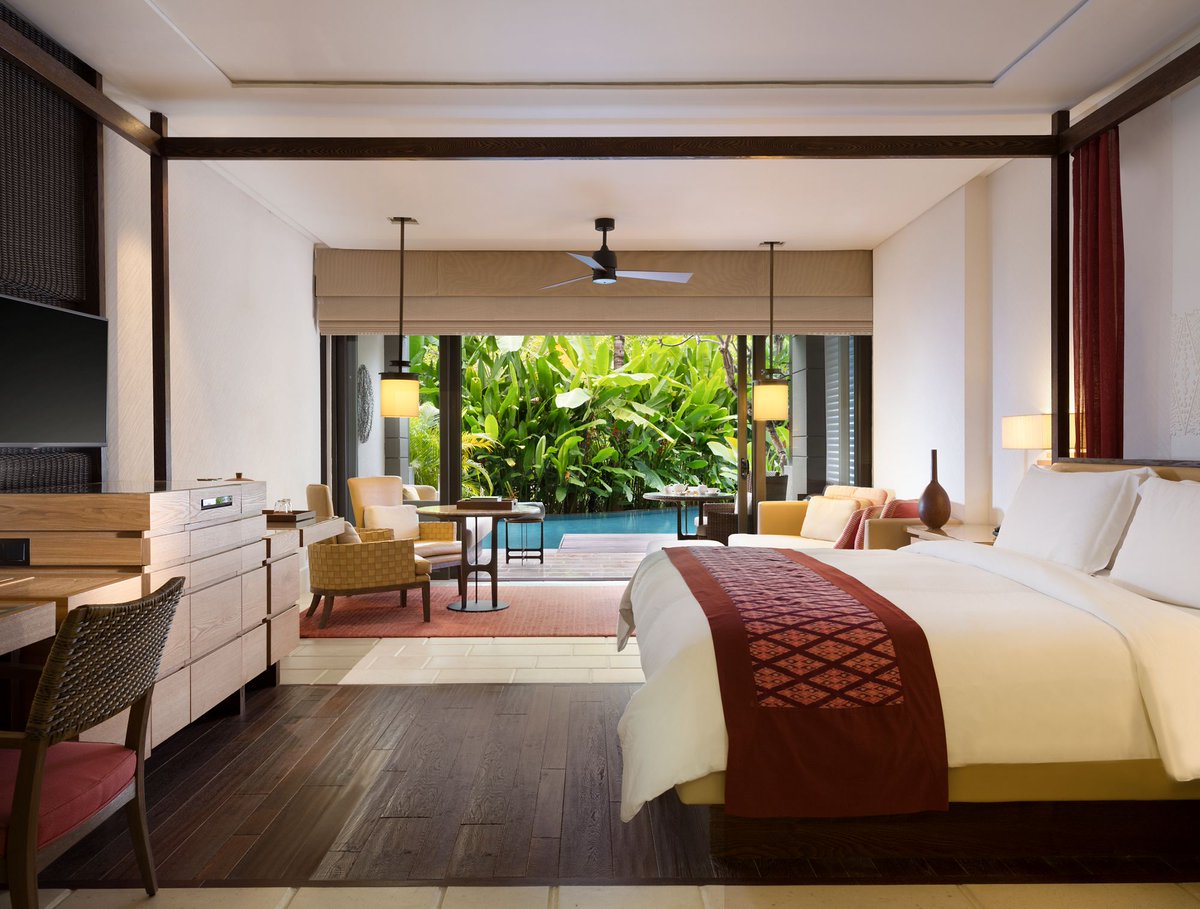 Hotel bintang lima satu ini emang bagus banget. Selain itu mereka juga punya Honeymoon package yang inclusion-nya banyak mulai romantic dinner sampai spa romantic berdua. Ga heran banyak banget couple yang sengaja pilih Ritz-Carlton buat Honeymoon.