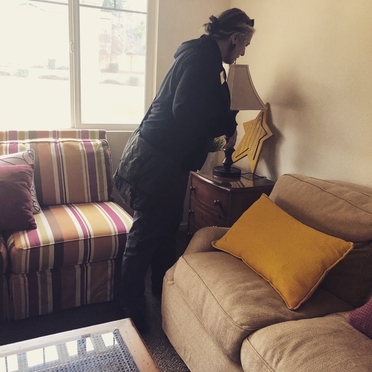 shepgatefilm's tweet photo. #PresidentsDayThrowback: @lowercasetype dressing the set for the scene you saw in our last tweet 😎 #supportindiefilm #behindthescenes #comingsoon #womeninfilm #filmmaking #bayareaunit #onlocation #shepgatefilm #shepherdsgate @FirstGlanceFilm https://t.co/euNJ0cChHF