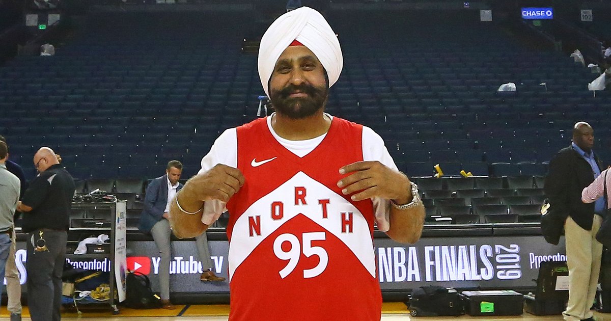theScore's tweet image. Raptors superfan Nav Bhatia honored by Basketball Hall of Fame. thesco.re/38xguYt
