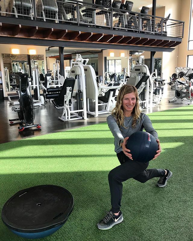 RachShredGnar's tweet image. Making sure to keep that knee strong all winter long with lots of lunges and core work. Digging the flexibility and versatility of the new @outdoorvoices tracks pants 🧢 📷: @solfitadventure #parkcity #fitnessjourney #parkcity #parkcitylife #parkcitygr… ift.tt/2vzK0OQ