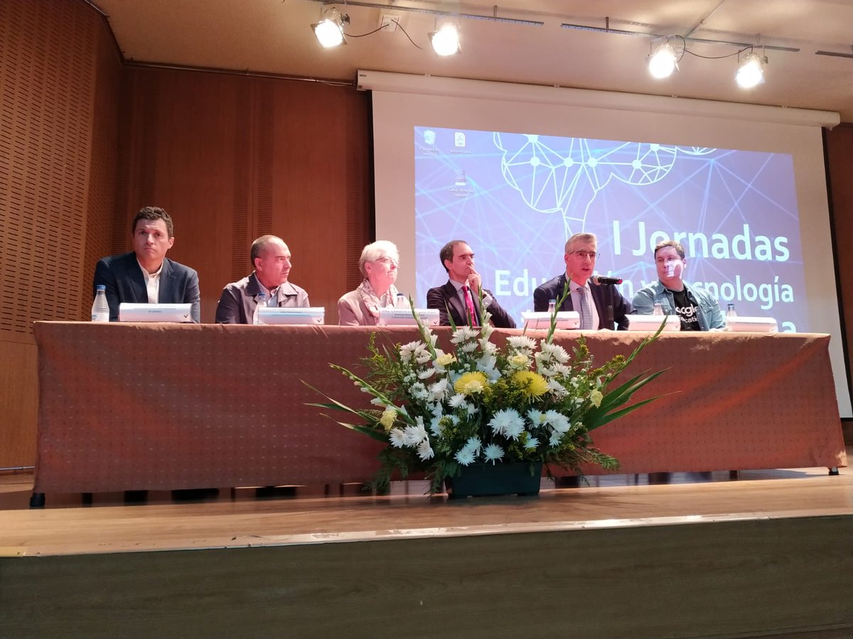 colegiovedruna's tweet photo. Gracias a @joseanpoveda @GonzaloETC @CarlosAlonsoHP @DAVIDEFRUTOS por inaugurar el encuentro #EdTechVedruna. #conferencias #talleres #somosvedruna https://t.co/dajH4QcnQP