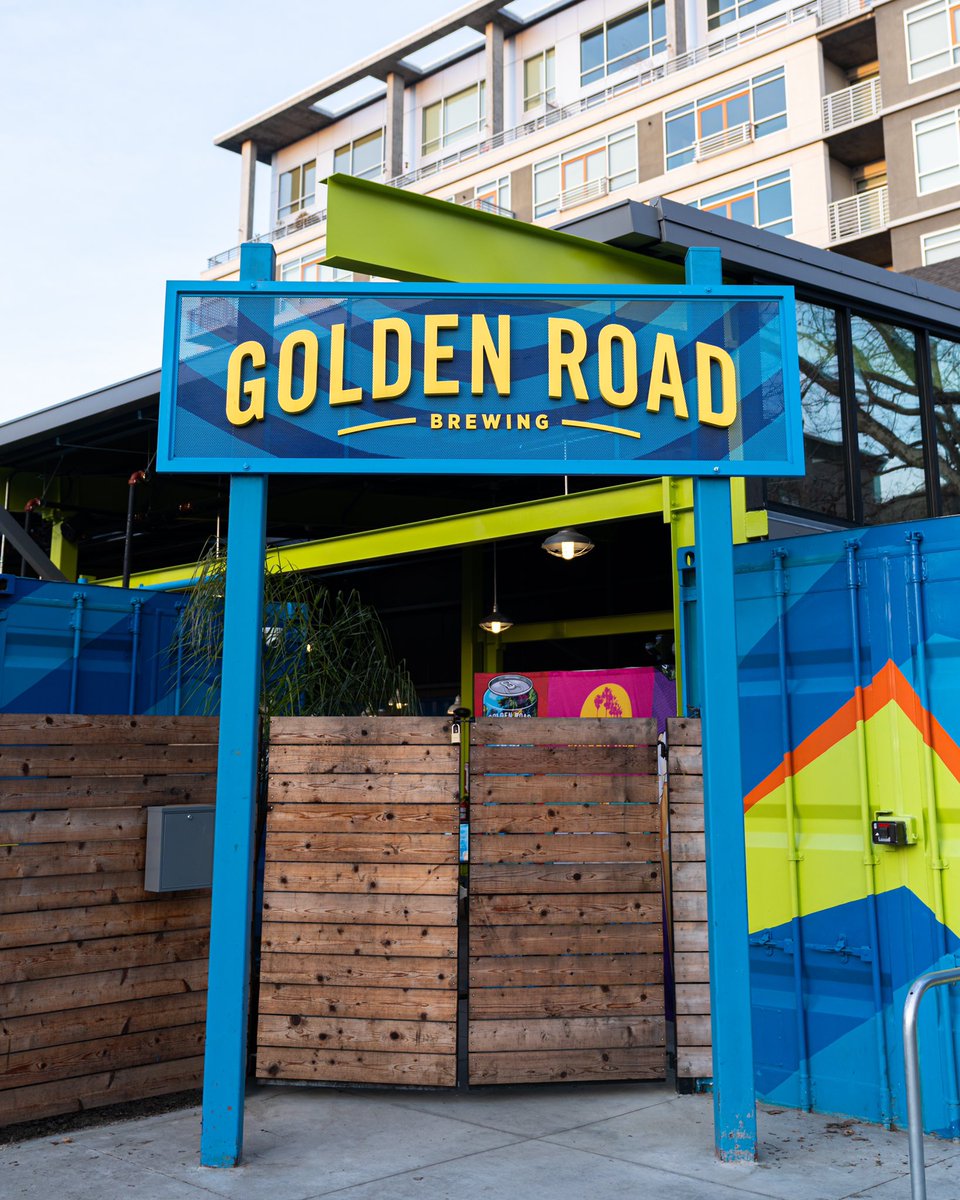 GuysontheGrid's tweet image. Never thought I’d say it, but it’s back after almost a year! A kitchen fire originally shut it down. They then decided to add a roof to cut down on the noise to the condos next door. I must admit that this Midtown corner looks way better with it opened!