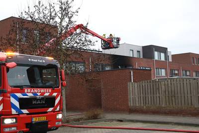 Brandweer ramt voordeur Tielse woning in om vlammen te bestrijden ..