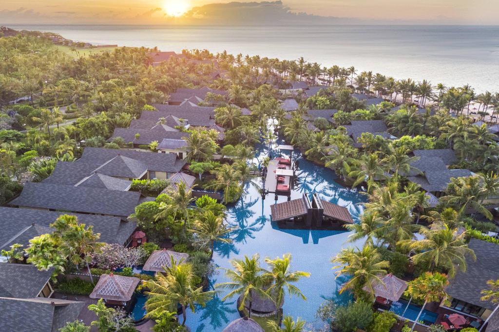 4.The St-Regis Bali Resort.Kenapa St-Regis Bali? Karena kalian pasti, dan dijamin bakal puas banget. Salah satu luxury hotel di Bali yang g bakal kecewain kalian. Harga kamar yang non-paket sekitar 7 jutaan. Jadi siapin dana cukup yes.