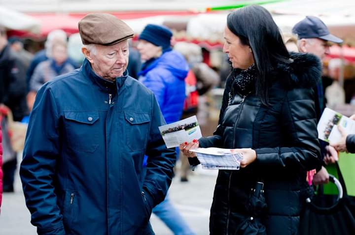 YvesBienvenu's tweet image. Pas de chichi, pas de tralala, on est juste là, sur le marché, comme tous les samedis, parce #VannesCestVous et qu&apos;on n&apos;est pas relou...😉 #DavidRobo2020 #Vannes #morbihan #bretagne #municpales2020 #municipales #SaturdayMotivation #SaturdayMood