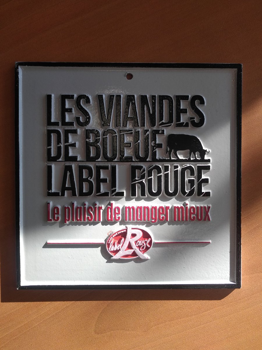 seguin_stephane's tweet photo. Dès que vous verrez cette plaque ou une personne portant ce tablier arrêtez vous🛑 c'est forcément une bonne adresse 😋 c'est un gage de qualité et de meilleur rémunération de l'agriculteur 👍 @InterbevBFC  @EleveursBovins @FDSEAduDoubs @FRSEAFC  #RaceIdeal #Charolaise https://t.co/bpEgENQyn0