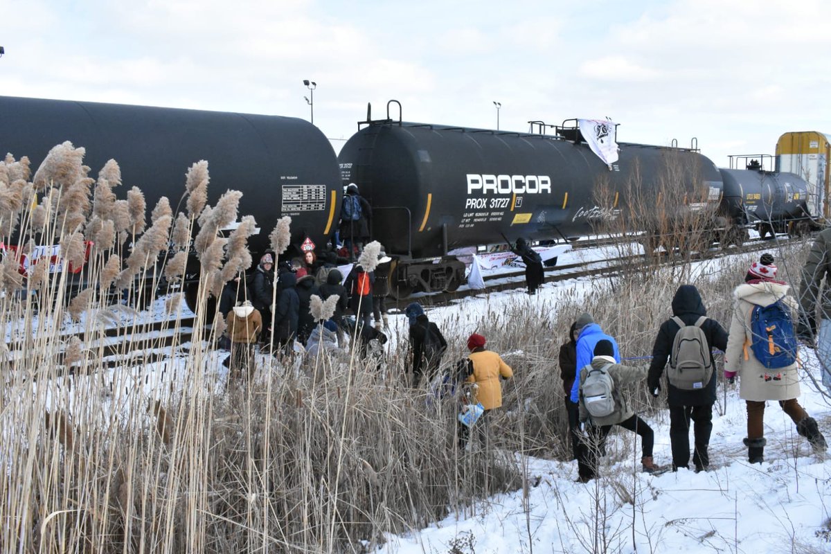 'When justice fails, Block the rails' #Toronto #ShutDownCanada! #WetsuwetenSolidarity #RCMPOUTofWetsuweten #WetsuwetenStrong #unistoten #wetsuweten #shutcanadadown #cdnpoli #canlab #ONpoli